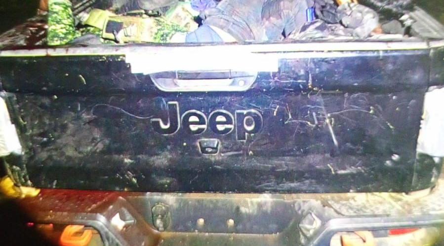 Las víctimas fueron encontradas dentro de una camioneta con reporte de robo y siglas del CJNG. | Especial