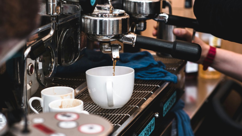 "Acabo de demorarme una hora tomando un café con leche". (Foto de Nick Hillier en Unsplash)