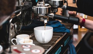 "Acabo de demorarme una hora tomando un café con leche". (Foto de Nick Hillier en Unsplash)