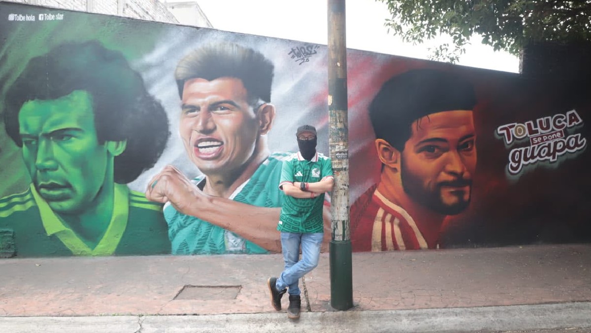 Artista Tolbe crea mural del Tricolor en Toluca previo al Mundial 2026 (Iván Carmona)