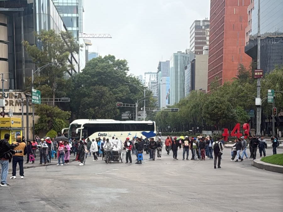 Bloqueo de la CNTE en Reforma al la altura de El Caballito. | Jorge Becerril