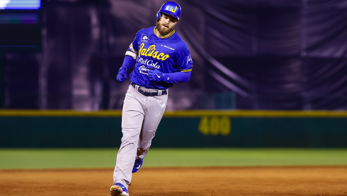 Jared Walsh encaminó el triunfo jalisciense al conectar dos vuelacercas y producir tres carreras (Foto: Cortesía Charros de Jalisco)