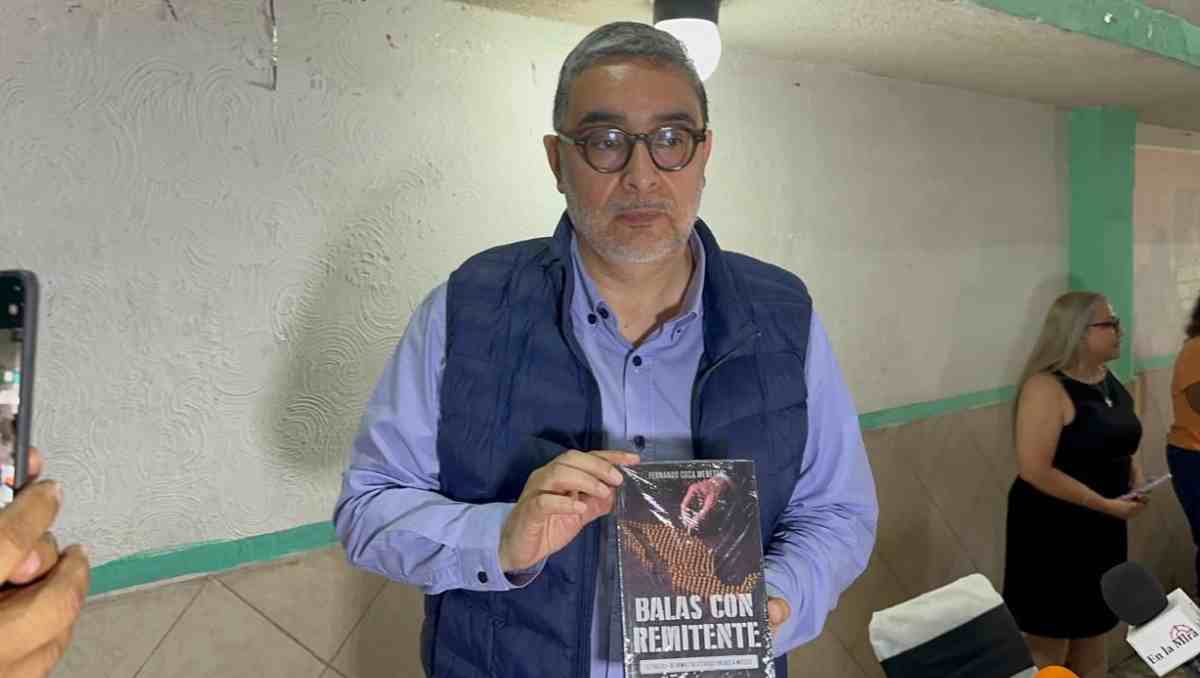 El libro expone cómo las armas provenientes de Estados Unidos alimentan la violencia en México. Foto: Zuleyma García