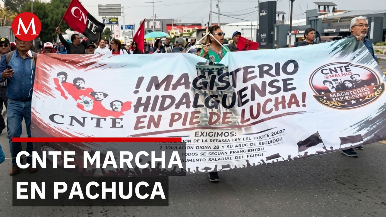 Maestros de la CNTE marchan bajo lluvia en Pachuca exigiendo 100% de aumento salarial