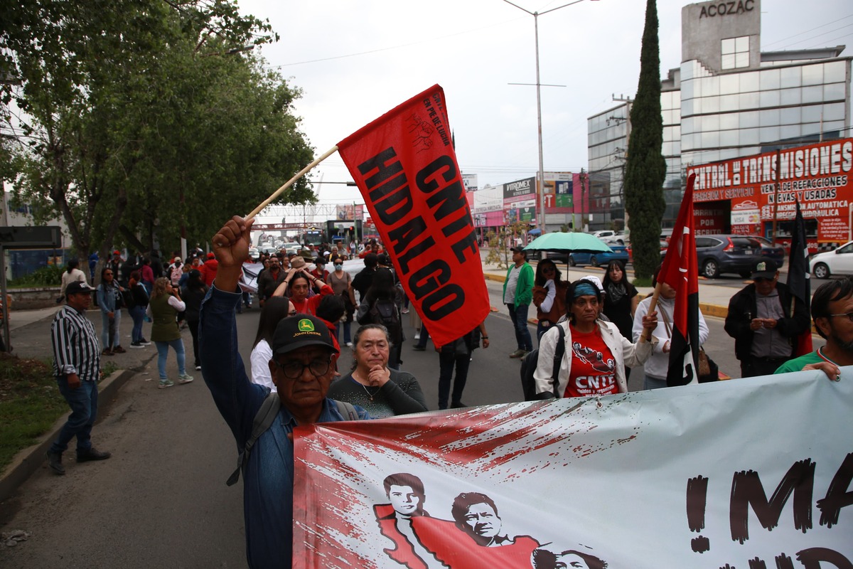 Maestros del CNTE se movilizan en Pachuca. (Jorge Sánchez)
