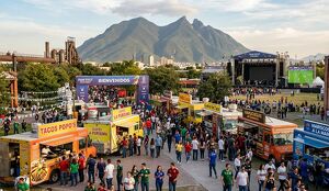 Música, comida y partidos de fútbol se podrán disfrutar en el Fan Fest de Monterrey. | Imagen generada con IA