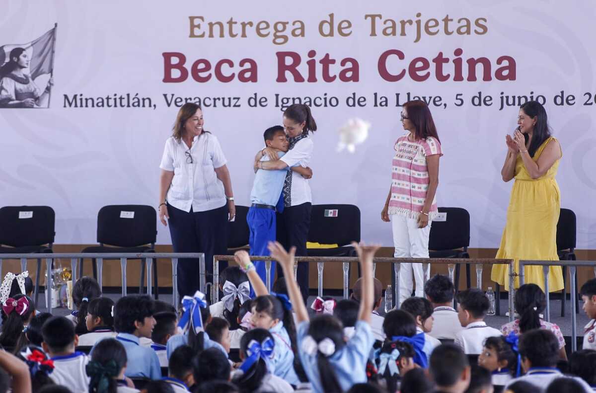 La Presidenta encabezó la entrega de la beca Rita Cetina en Minatitlán, Veracruz. | Foto: Araceli López