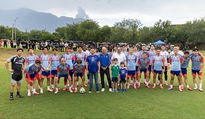 Samuel García, gobernador de Nuevo León, visitó a la Selección de Japón durante su entrenamiento en El Barrial.