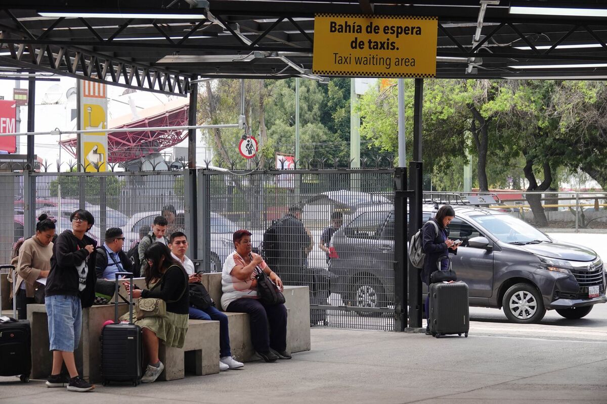 Zona de abordaje AICM de taxis por aplicación como Uber y Didi. | Cuartoscuro / Camila Ayala Benabib