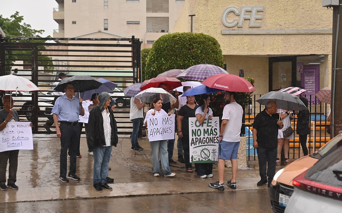 Acudieron a manifestarse a las instalaciones.| Yazmín Sánchez