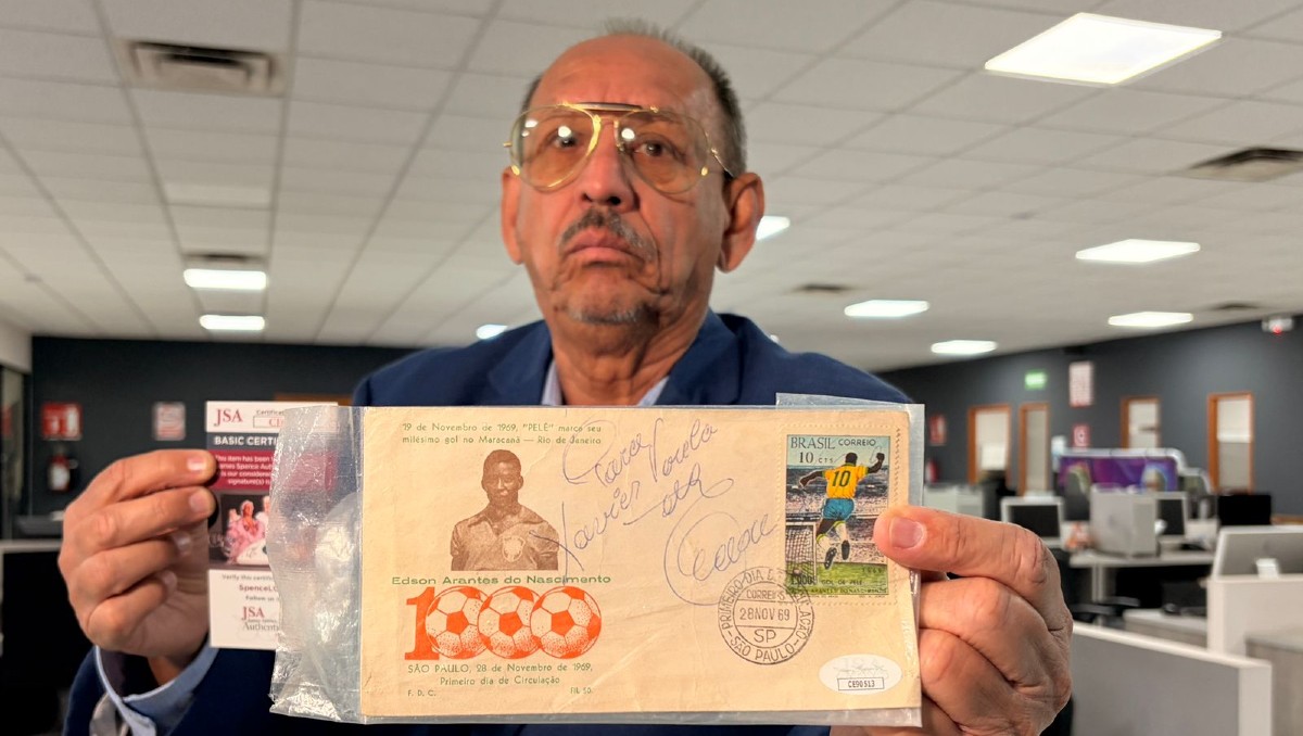 Aficionado en Guadalajara tiene una estampilla postal autografiada en honor al gol mil de Pelé (Alberto Ávalos)