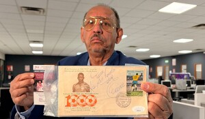 Aficionado en Guadalajara tiene una estampilla postal autografiada en honor al gol mil de Pelé.