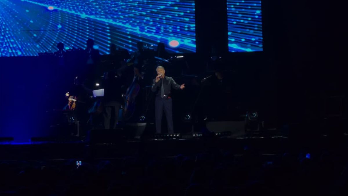 El concierto arrancó con el romanticismo folclórico de Mocedades y continuó con el impecable repertorio de José María Napoleón. Ángel Martínez