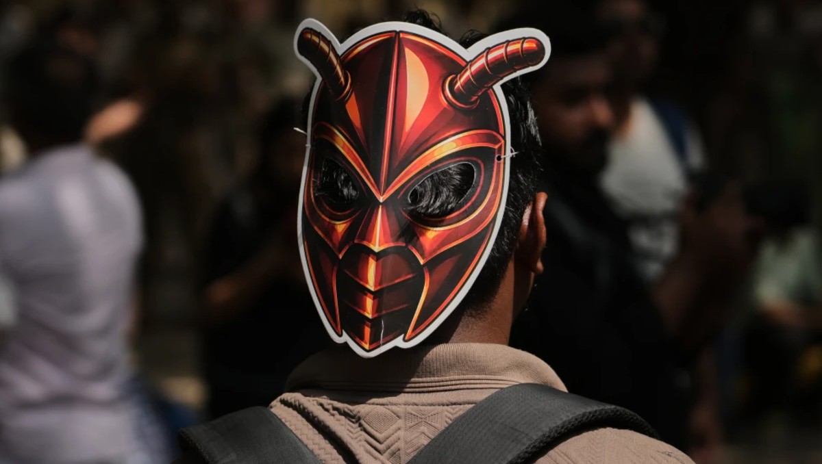 Jóvenes tomaron la imagen de la cucaracha como símbolo de su manifestación. | Foto: AP