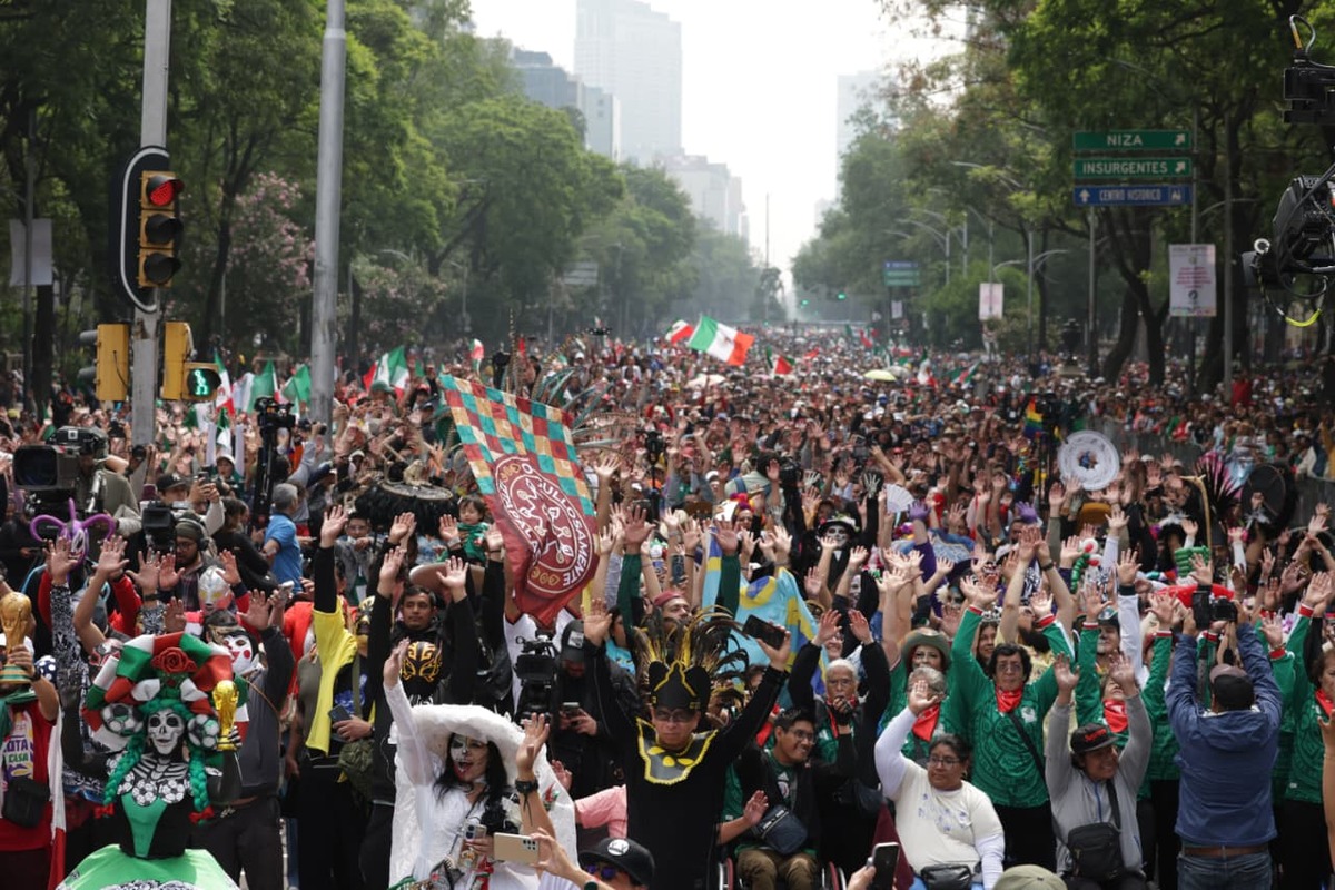 "La ola más grande del mundo" realizada en Paseo de la Reforma, CdMx | Especial