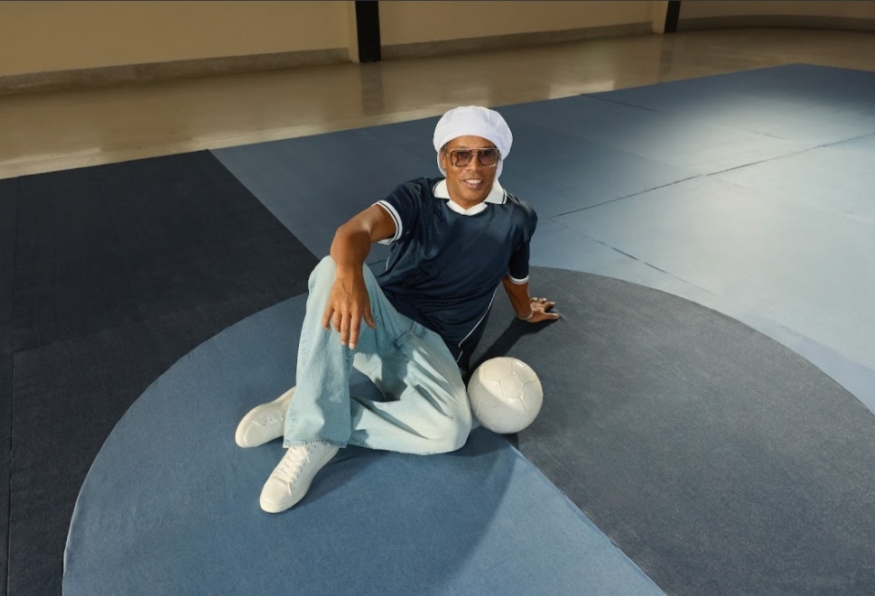 Ronaldinho  comparte su gusto por la moda / Especial