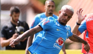 Selección de Brasil podría perder al lateral Wesley, quien tuvo que salir de cambio en el amistoso contra Egipto.