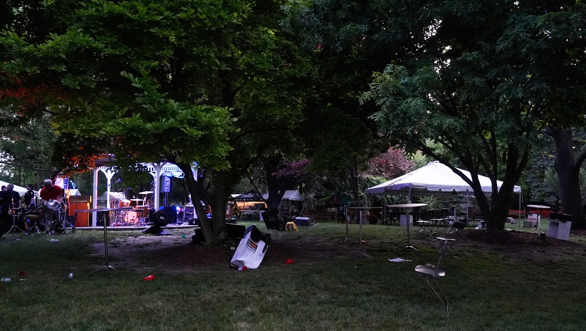 El arboreto Agnes Reynolds Jackson se ve después de que varias personas sufrieran heridas de bala en un tiroteo durante un festival local. | AP
