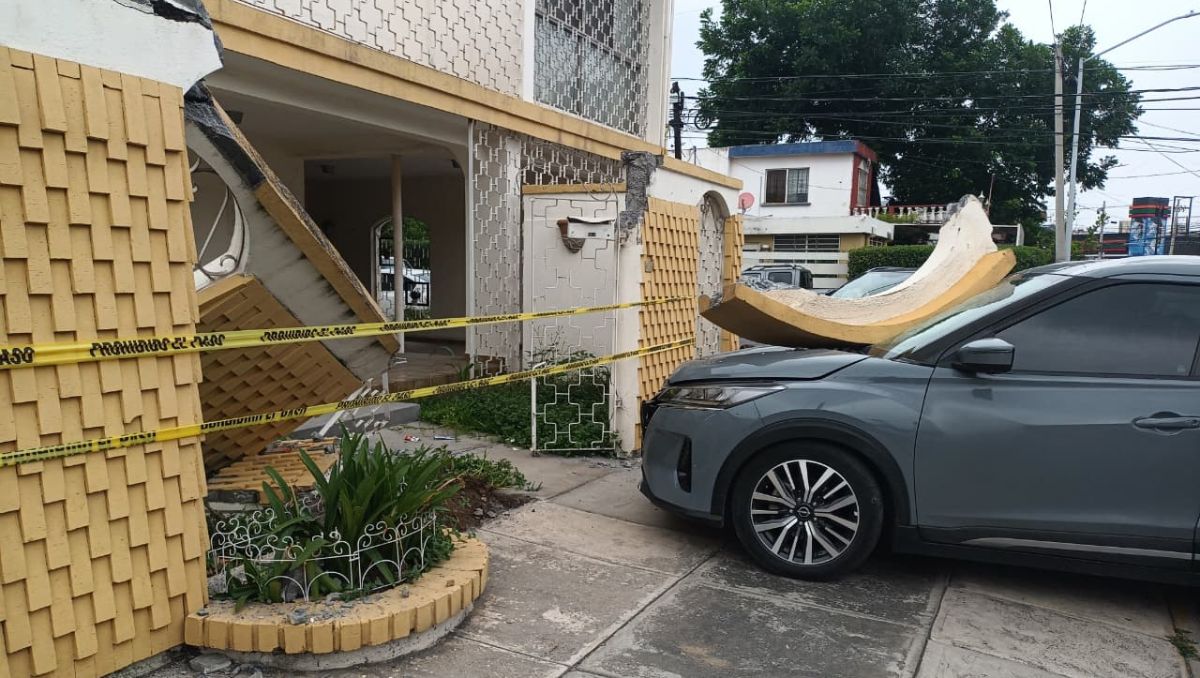 La camioneta quedó bajo los escombros de una estructura residencial | Lolita Lastra