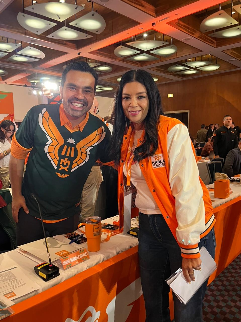 Diputada local, Karla Perales con Jorge Máynez, presidente de la Coordinación de Movimiento Ciudadano. (Cortesía)