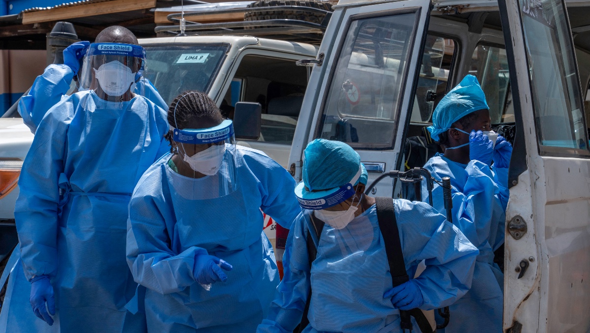 Equipos encargados de realizar entierros se preparan para recuperar el cuerpo de una persona presuntamente fallecida por ébola. | AFP