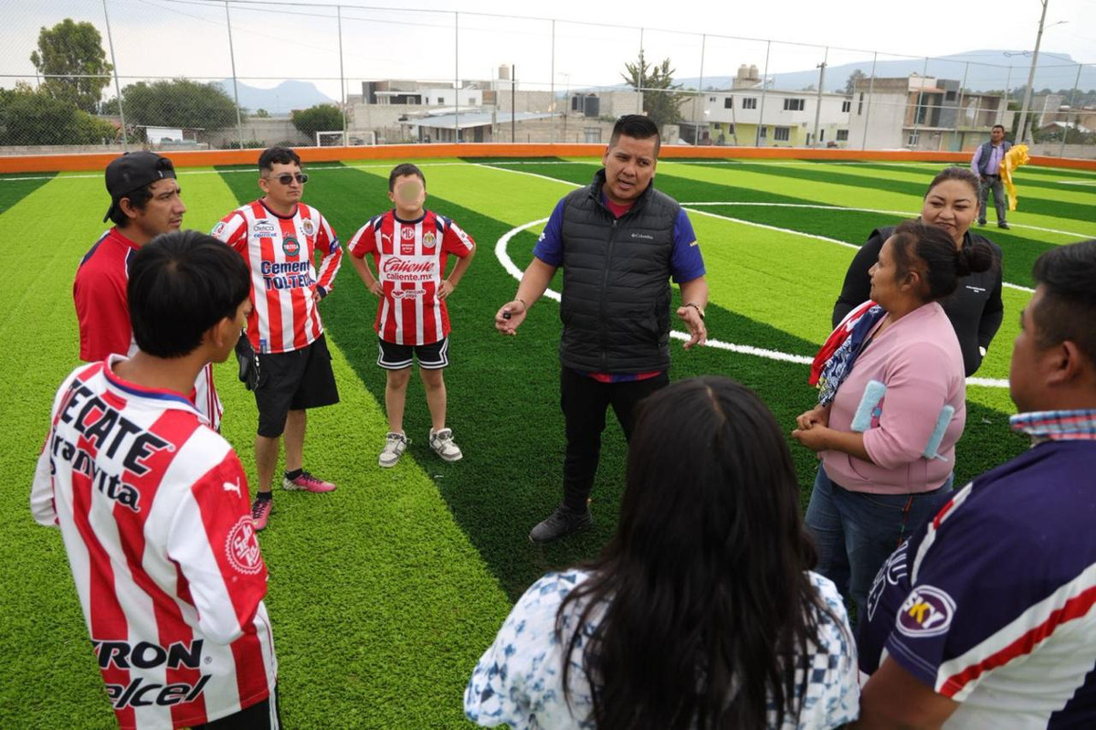 Estrenan cancha de futbol 7 en Tornacuxtla. (Cortesía)