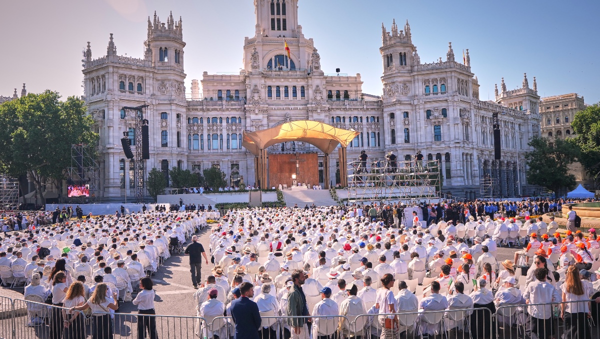 León XIV preside una misa por el feriado católico de Corpus Christi en la plaza de Cibeles en Madrid. | AP
