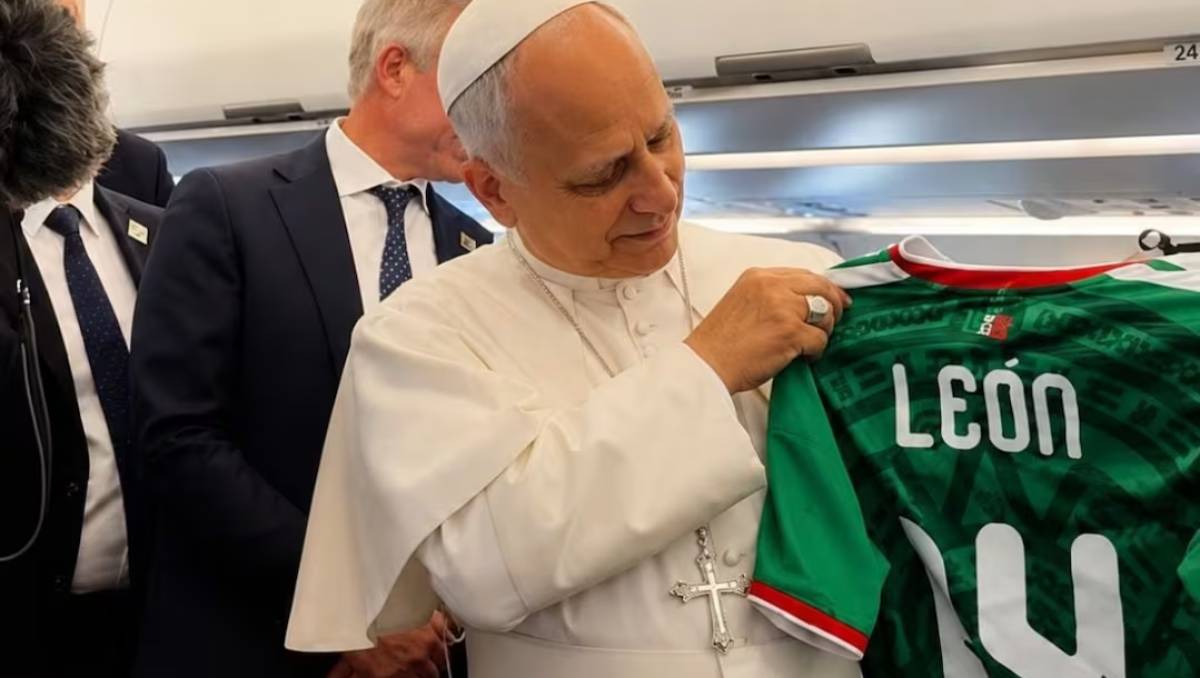 León XIV recibió una playera de la Selección Mexicana durante el vuelo a Madrid. | foto: Redes Sociales