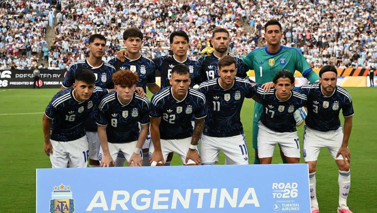 Ponen 'Bombón Asesino' en lugar de Himno de Argentina en partido amistoso previo al Mundial (AFP)