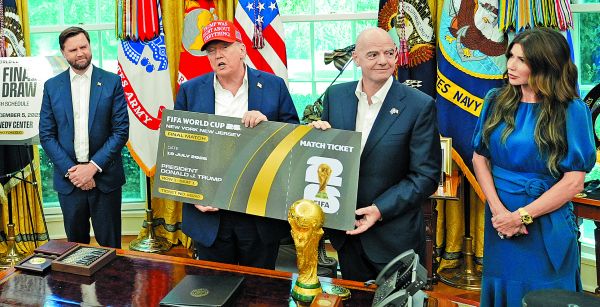 El presidente de la federación, Gianni Infantino, entregó a Donald Trump una entrada gigante para la justa deportiva en agosto de 2025. AP