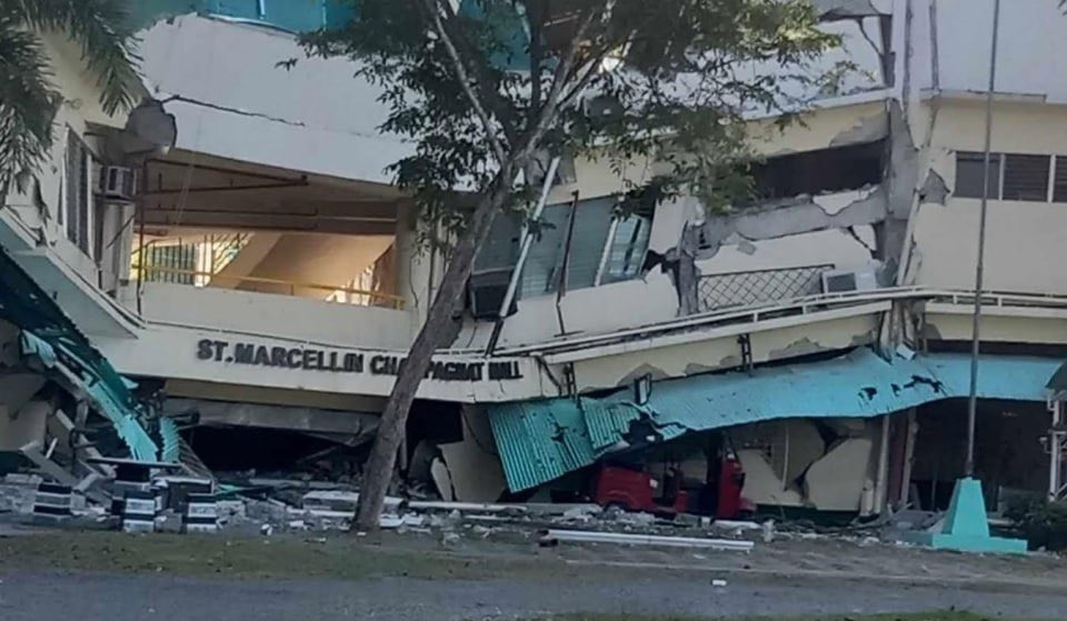 En redes sociales circula la imagen de una escuela colapsada en Filipinas.