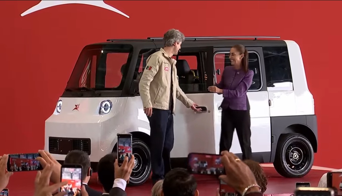 Sheinbaum conduce Olinia, auto mexicano | Captura