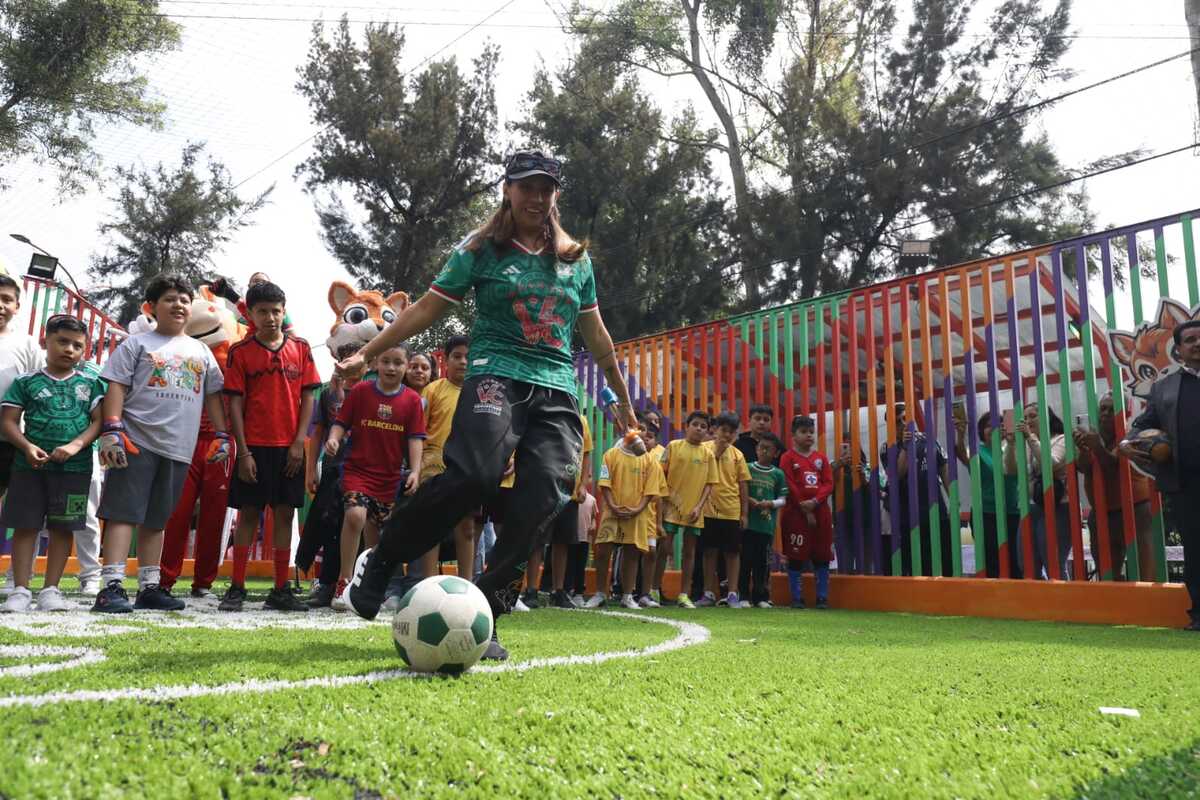 Venustiano Carranza entrega 26 canchas de fútbol previo al Mundial. | Especial