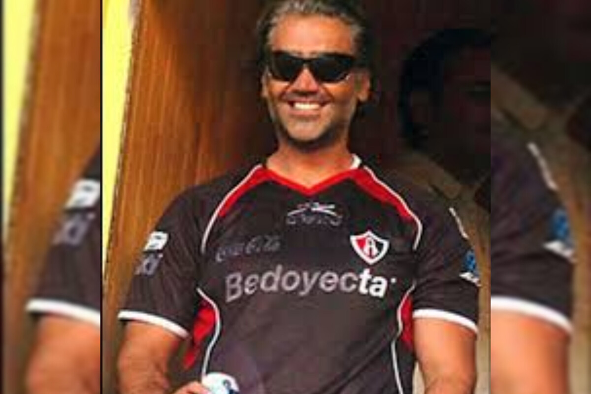 Alejandro Fernández portando una camiseta del Atlas. ( Especial)