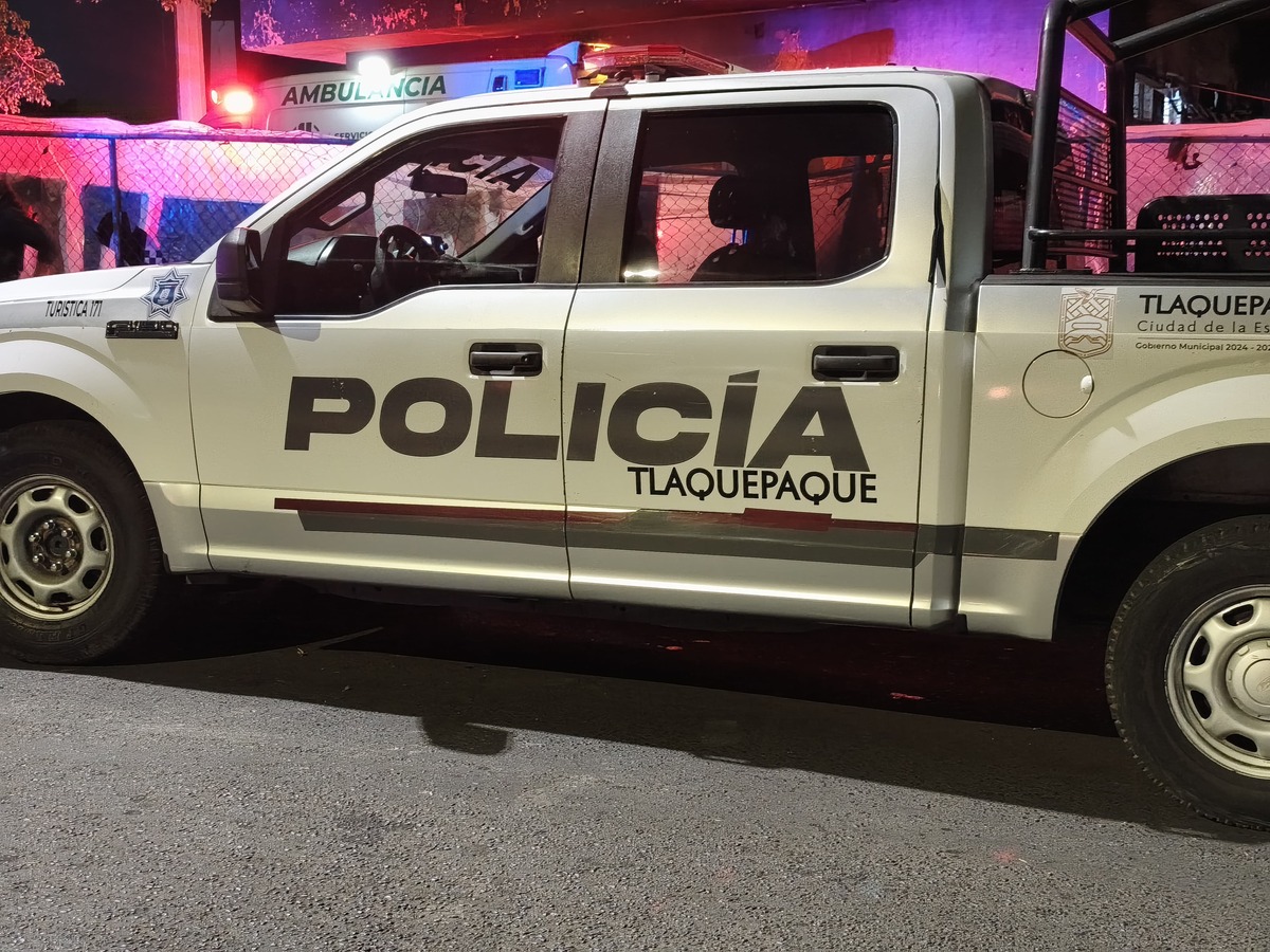 Autoridades de Tlaquepaque se hicieron presentes en la escena del crimen. (Vicente Torres)