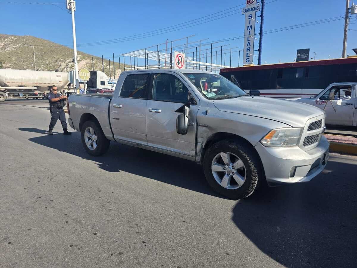Camioneta  se atraviesa a paso de motociclista en Lerdo | Especial