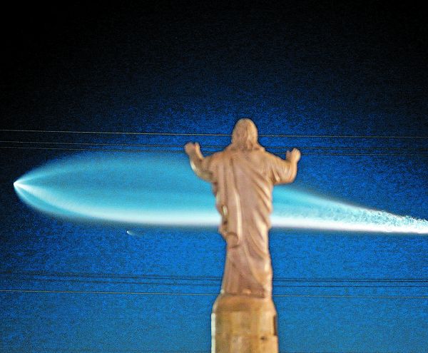 Un cohete Falcon 9 de SpaceX surca el cielo durante un lanzamiento en California. REUTERS