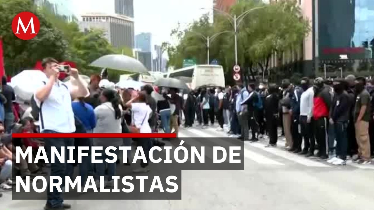 Estudiantes de Ayotzinapa se reúnen encapuchados en antimonumento de los 43 en Ciudad de México