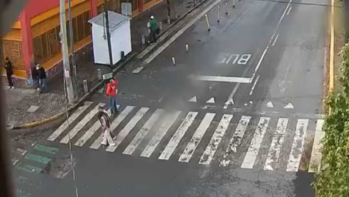 El feto fue localizado en el paso peatonal de la avenida Isidro Fabela. | Foto: Especial