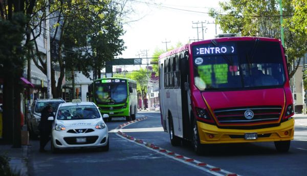 Un 48% de los habitantes utiliza el autobús para sus traslados. Tania Contreras