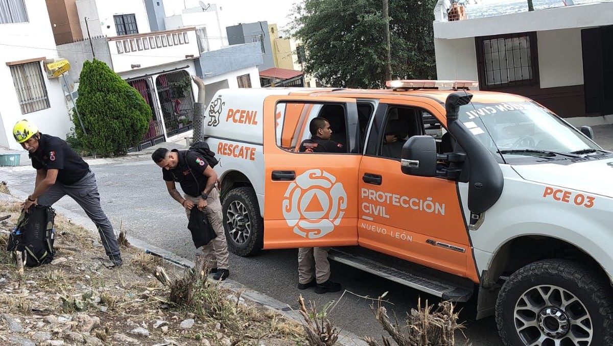 Dos hombres y una mujer fueron rescatados tras extraviarse en el cerro. Foto: Especial