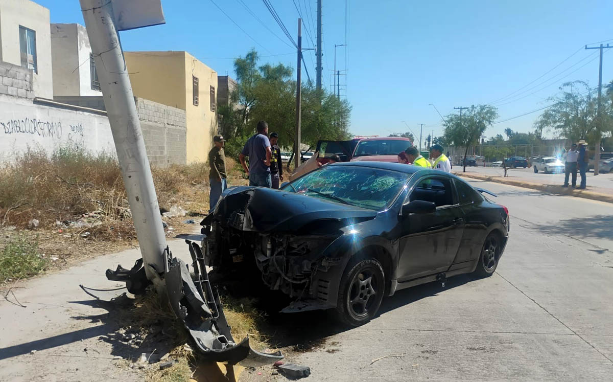 Joven choca con poste en Gómez Palacio. | Foto: Especial