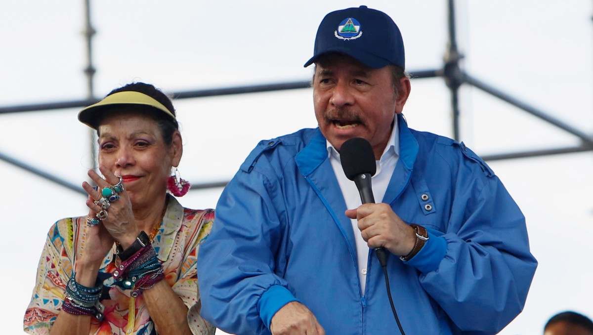El presidente de Nicaragua, Daniel Ortega, se dirige a sus seguidores mientras su esposa y vicepresidenta, Rosario Murillo. | AP
