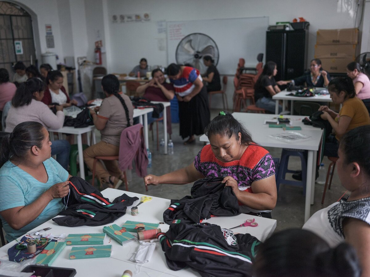 Visita el 31 de mayo al centro cultural de Naupan, donde está el taller de bordados. | Antonio Rojas / The New York Times