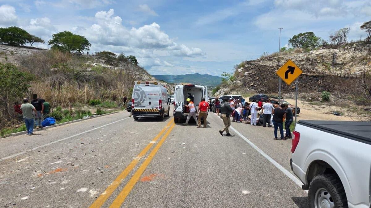 Volcadura de autobús moviliza a cuerpos de emergencia en Tuxtla; investigan causas del percance | Especial