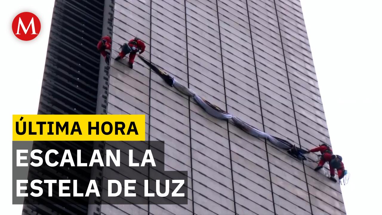 Activistas de Amnistía Internacional y Greenpeace escalan la Estela de Luz en CdMx