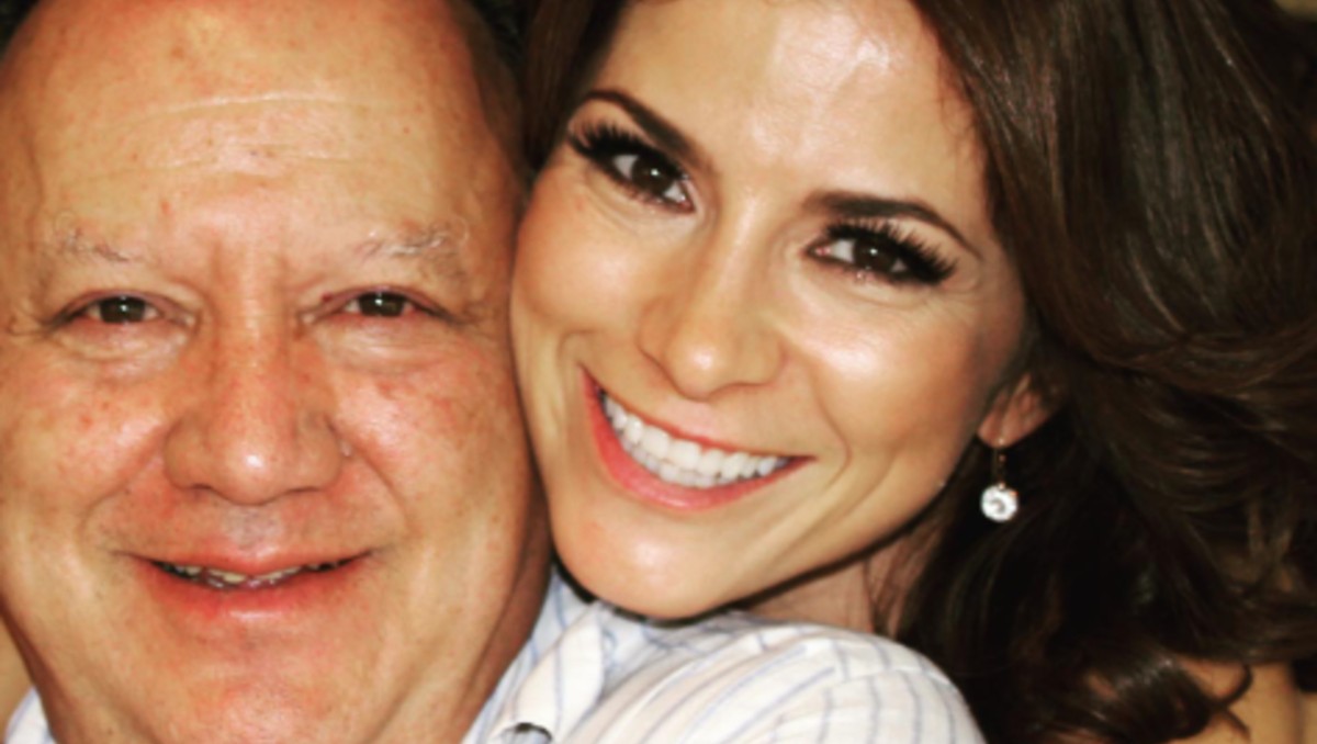 Alessandra Rosaldo junto a su padre, Jaime Sánchez Rosaldo, famoso productor y representante artístico (IG: @jsrosaldo))
