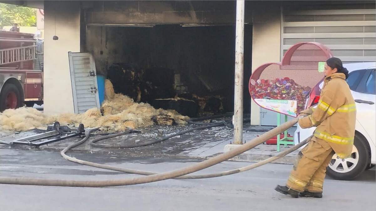 Bomberos acudieron a sofocar las llamas de bodega de zapatería en Torreón | Especial