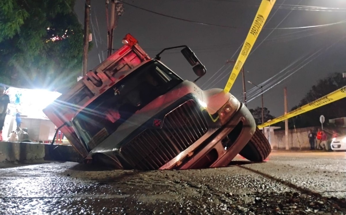 Camión recolector queda atrapado tras colapso del pavimento en Tampico. | Sergio Sánchez