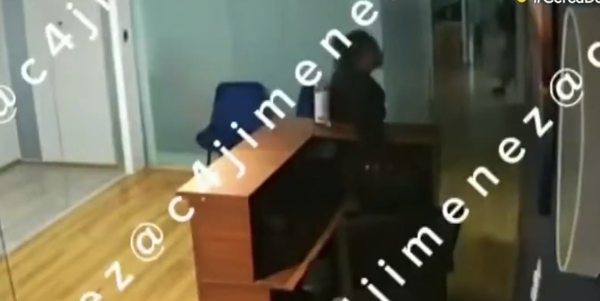 Captan en video a mujer que robó cartera de una recepcionista en Benito Juárez